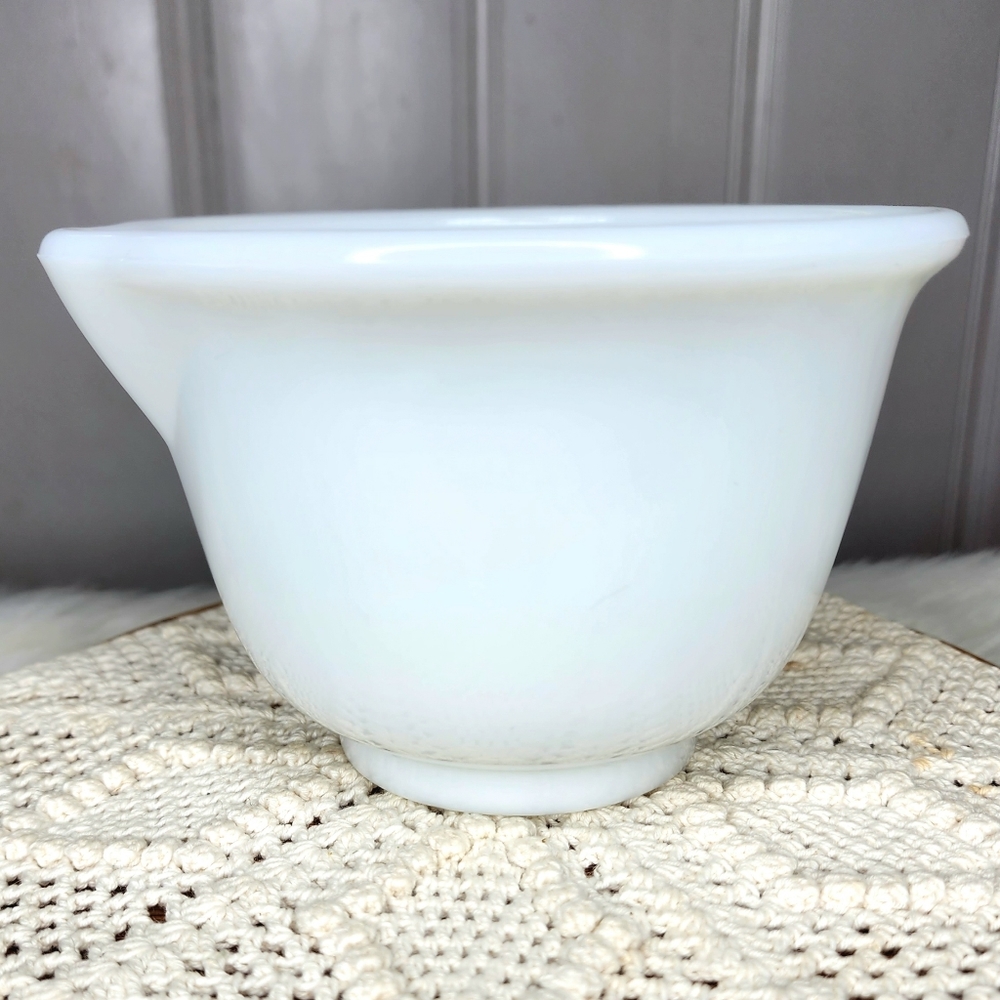 Vintage Hamilton Beach Milk Glass Mixing Bowl With Spout Made In USA
